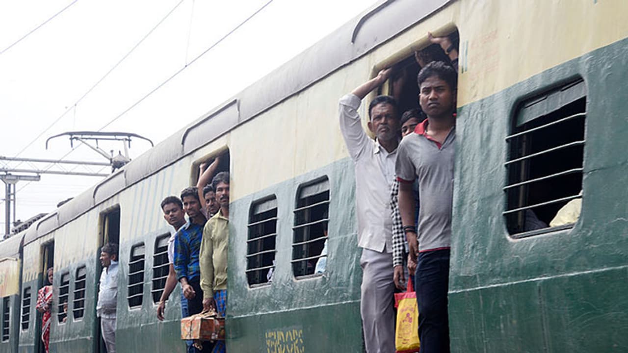 Currency ban: Railways to accept ₹500, ₹1000 notes till Nov 24 Currency ban: Railways to accept ₹500, ₹1000 notes till Nov 24