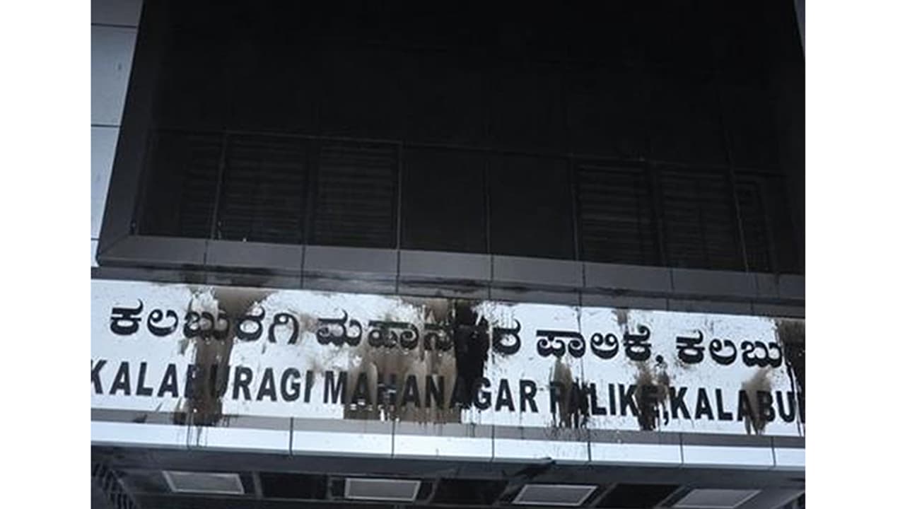 ಉರ್ದು ನಾಮಫಲಕ ತೆರವು; ಕನ್ನಡ ನಾಮಫಲಕಕ್ಕೆ ಮಸಿ ಬಳಿದು ಆಕ್ರೋಶ