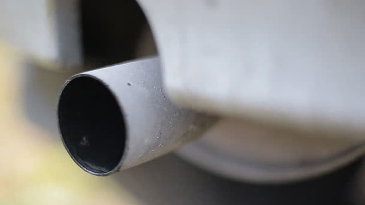 കാറിന്‍റെ സൈലന്‍സറില്‍ നിന്നും ജലം ഇറ്റുവീഴുന്നതിനു കാരണം