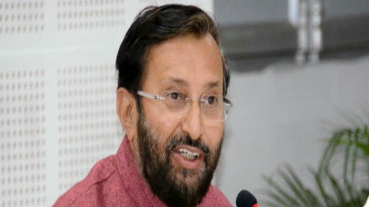 நாடாளுமன்றத்தில் அனைவரையும் கவர்ந்த அமைச்சர் ஜவடேகர்.! என்ன செய்திருக்கிறார் பாருங்க!! நாடாளுமன்றத்தில் அனைவரையும் கவர்ந்த அமைச்சர் ஜவடேகர்.! என்ன செய்திருக்கிறார் பாருங்க!!