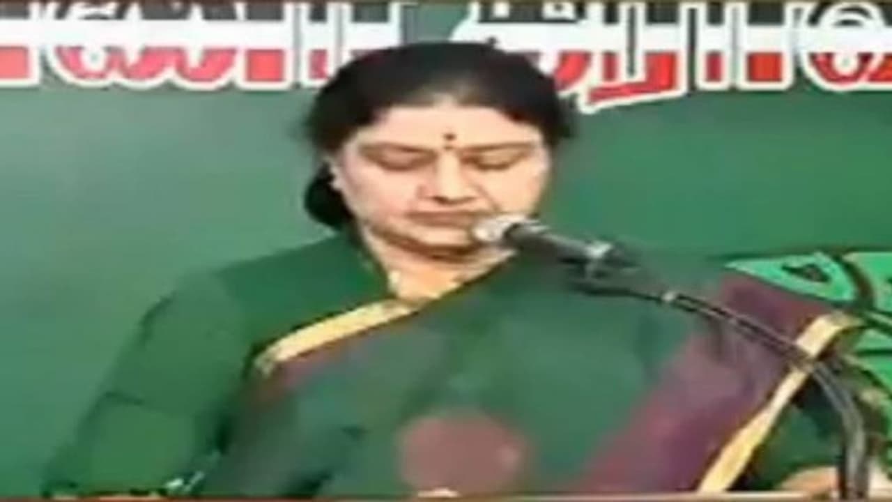 "என்னை முதலமைச்சராக வலியுறுத்தியவரே ஓ.பி.எஸ்தான்" சசிகலா பெருமிதம் "என்னை முதலமைச்சராக வலியுறுத்தியவரே ஓ.பி.எஸ்தான்" சசிகலா பெருமிதம்