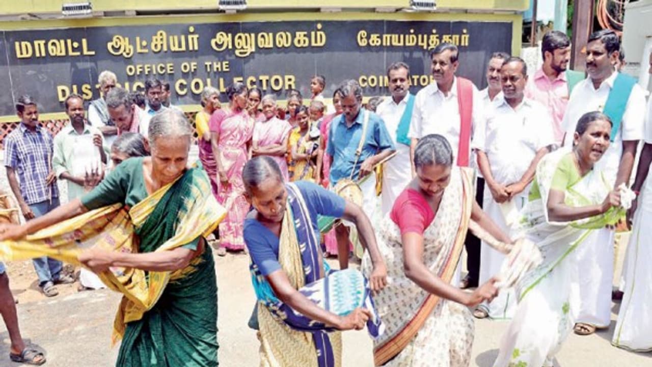 அடேங்கப்பா! ஆங்கில வழிக் கல்வி கேட்டு அரசு பள்ளி மாணவிகள் ஆட்சியரிடம் நேரில் மனு... அடேங்கப்பா! ஆங்கில வழிக் கல்வி கேட்டு அரசு பள்ளி மாணவிகள் ஆட்சியரிடம் நேரில் மனு...