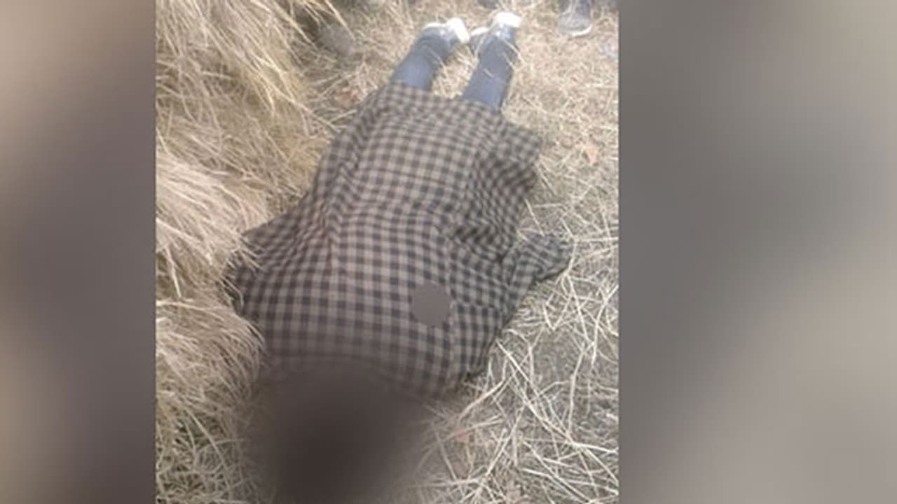 അവധിക്ക് വീട്ടിലെത്തിയ സൈനികനെ തീവ്രവാദികൾ തട്ടിക്കൊണ്ടുപോയി കൊലപ്പെടുത്തി അവധിക്ക് വീട്ടിലെത്തിയ സൈനികനെ തീവ്രവാദികൾ തട്ടിക്കൊണ്ടുപോയി കൊലപ്പെടുത്തി