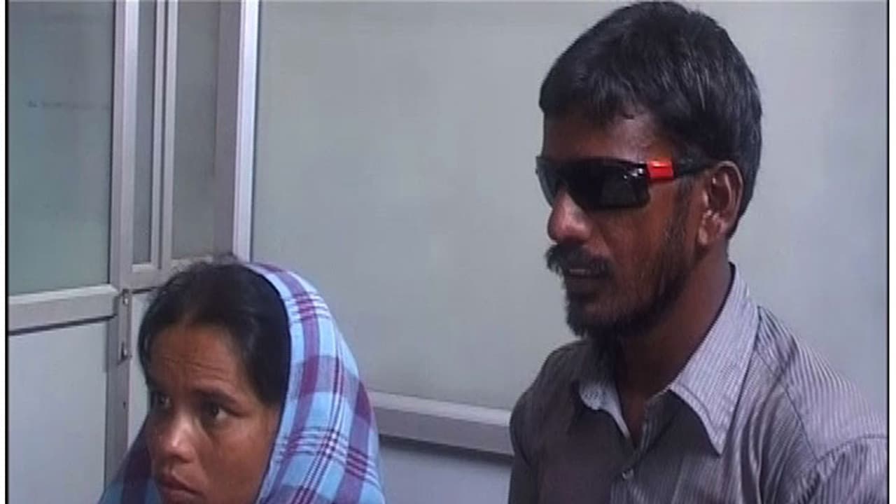 അന്ധത അഭിനയിച്ച് ട്രെയിനില് പണപ്പിരിവ്; ദമ്പതികള് അറസ്റ്റില് അന്ധത അഭിനയിച്ച് ട്രെയിനില് പണപ്പിരിവ്; ദമ്പതികള് അറസ്റ്റില്