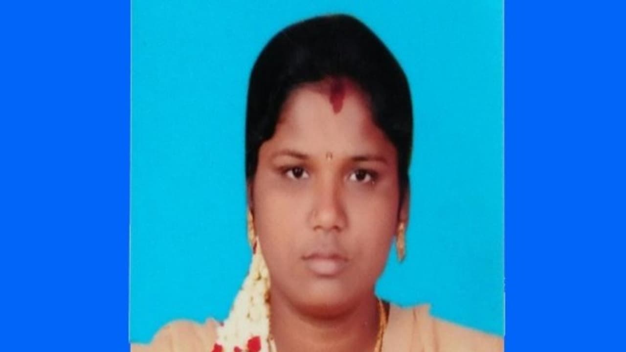 வெளிநாட்டில் இருந்து வந்த கணவன் தன்னை பார்க்க வரவில்லையே! தூக்கிட்டு தற்கொலை செய்து கொண்ட மனைவி! புதுகையில் சோகம்! வெளிநாட்டில் இருந்து வந்த கணவன் தன்னை பார்க்க வரவில்லையே! தூக்கிட்டு தற்கொலை செய்து கொண்ட மனைவி! புதுகையில் சோகம்!