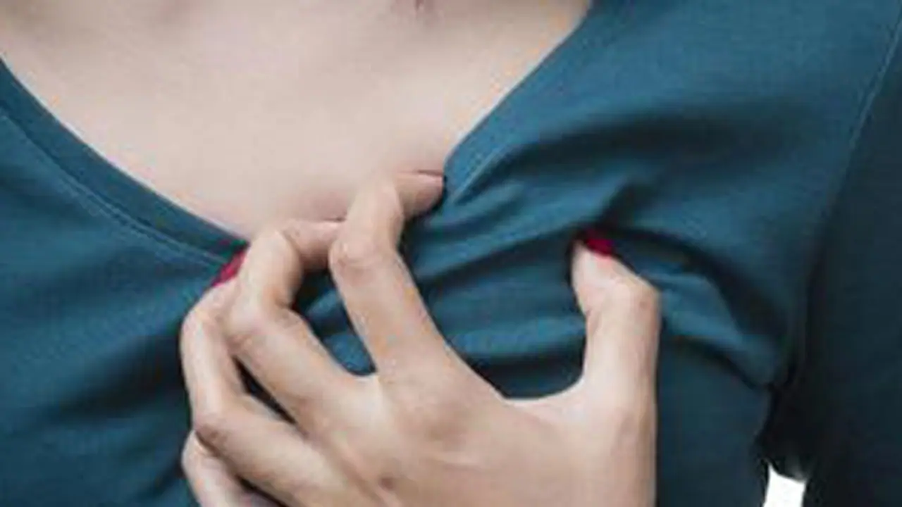 ಹಾರ್ಟ್ ಅಟ್ಯಾಕ್ ತಪ್ಪಿಸಲು ಇಲ್ಲಿವೆ ಸಿಂಪಲ್ ಟಿಪ್ಸ್ ಹಾರ್ಟ್ ಅಟ್ಯಾಕ್ ತಪ್ಪಿಸಲು ಇಲ್ಲಿವೆ ಸಿಂಪಲ್ ಟಿಪ್ಸ್