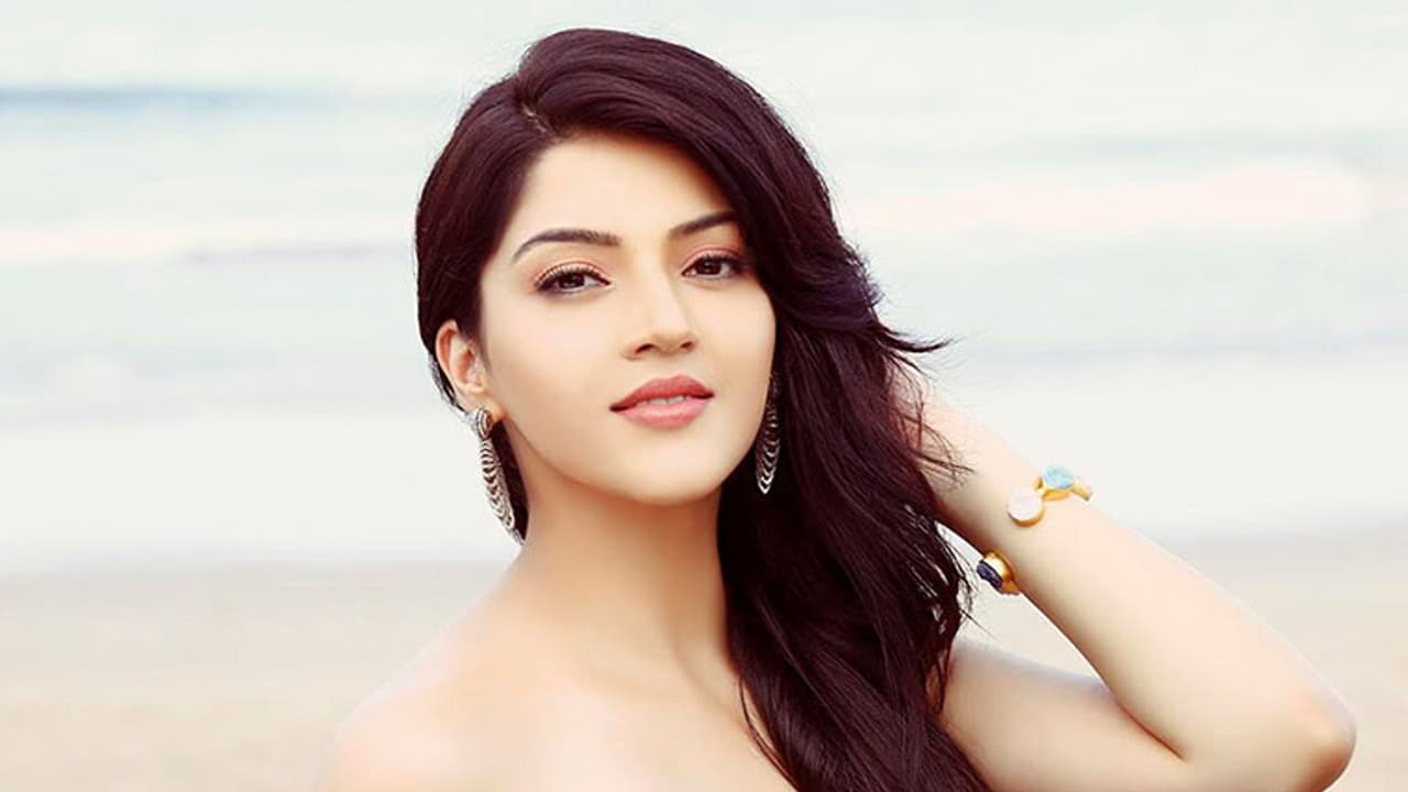 మెహరీన్ ను అవమానించారా.. ఒప్పించారా? మెహరీన్ ను అవమానించారా.. ఒప్పించారా?