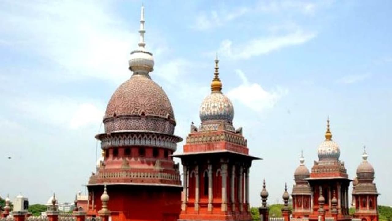 வழக்கில் இணைக்க சொல்லி 6 கோடி பேரும் வந்துட்டா.. ஹைகோர்ட்டை “மெரினா பீச்”சில் தான் நடத்தணும்!! நீதிபதி காட்டம்..! வழக்கில் இணைக்க சொல்லி 6 கோடி பேரும் வந்துட்டா.. ஹைகோர்ட்டை “மெரினா பீச்”சில் தான் நடத்தணும்!! நீதிபதி காட்டம்..!