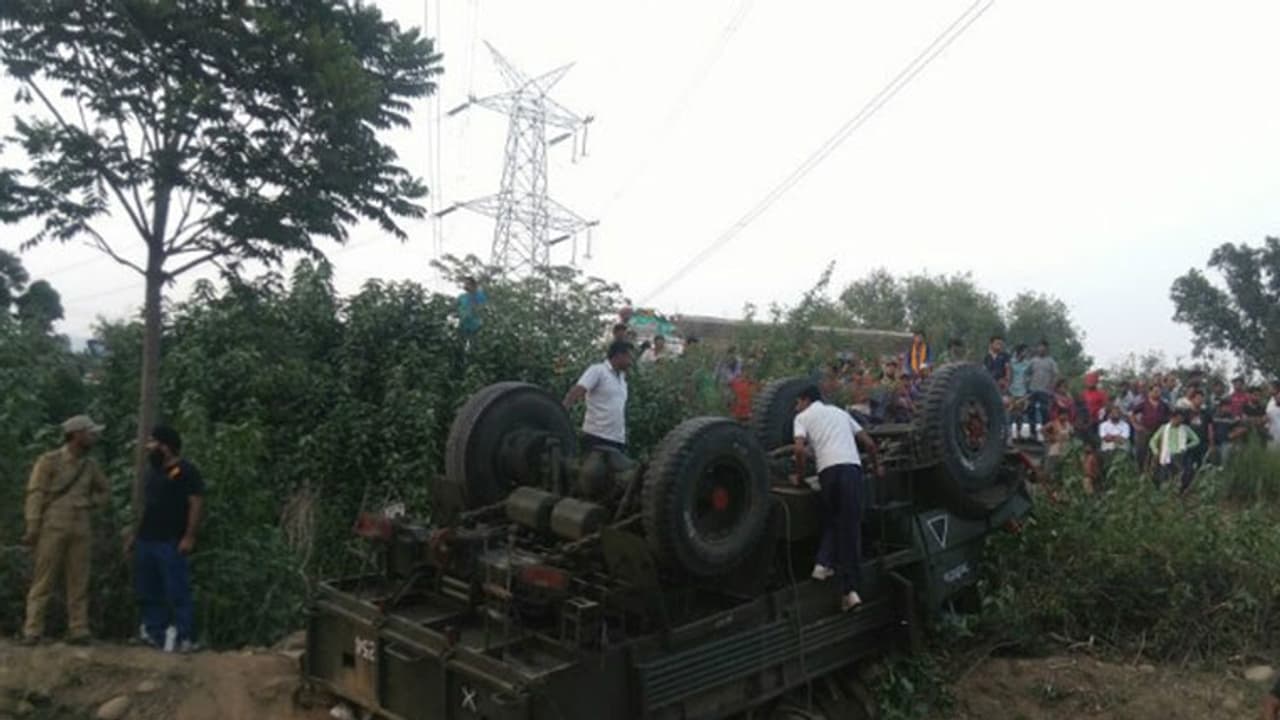 ಯೋಧರನ್ನು ರಕ್ಷಿಸಿದ ಯುವಕರು ಯೋಧರನ್ನು ರಕ್ಷಿಸಿದ ಯುವಕರು