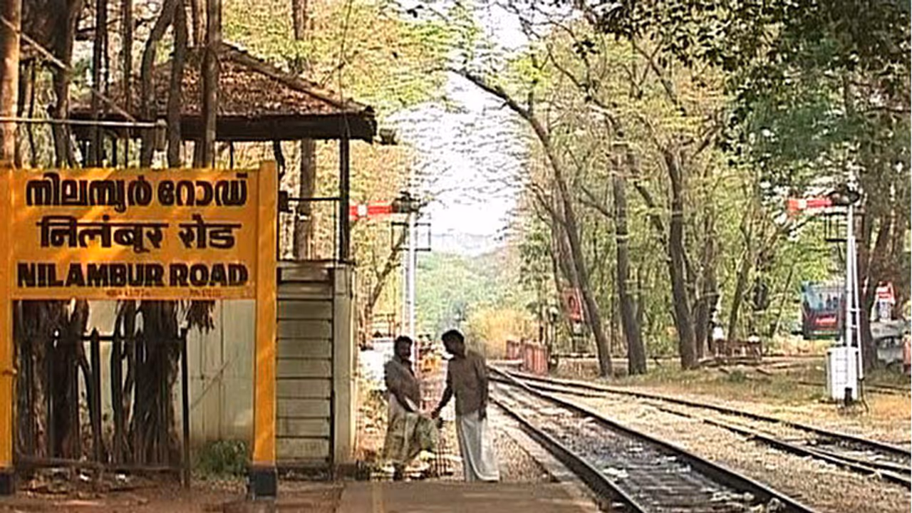 അനധികൃതമായി ടിടിഇ ഈടാക്കിയ പിഴ 145 രൂപ, യാത്രക്കാരിക്ക് 10000 രൂപ നഷ്ടപരിഹാരം നൽകാൻ ഉത്തരവ് അനധികൃതമായി ടിടിഇ ഈടാക്കിയ പിഴ 145 രൂപ, യാത്രക്കാരിക്ക് 10000 രൂപ നഷ്ടപരിഹാരം നൽകാൻ ഉത്തരവ്