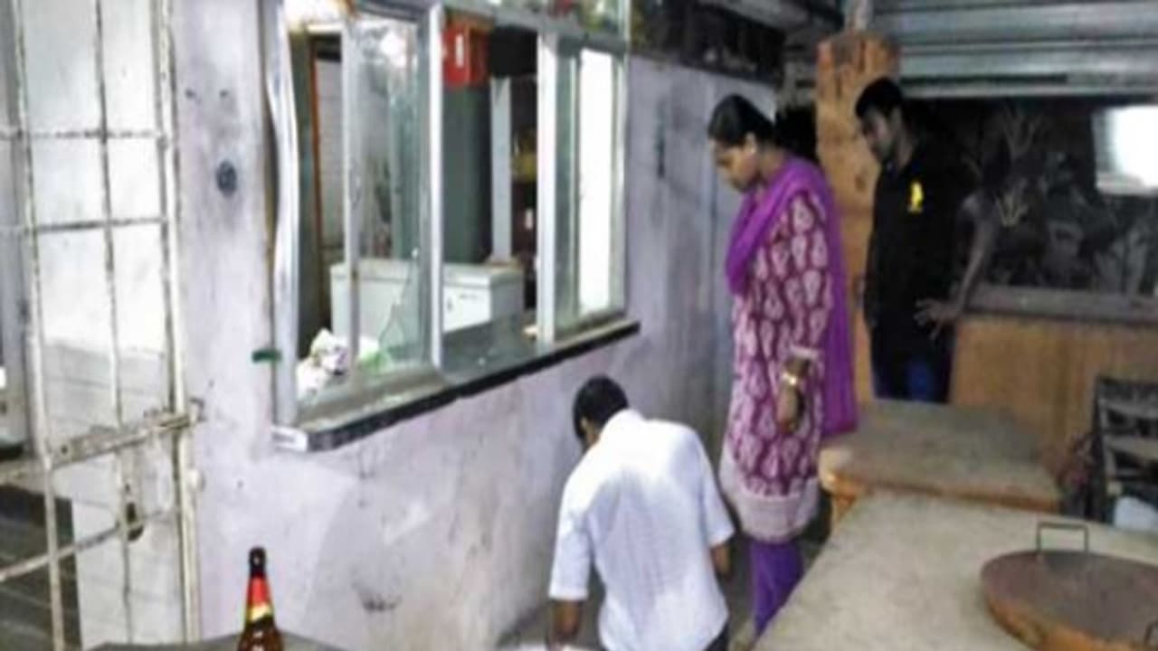 ஆம்லேட்டில் உப்பு இல்லாததால் கேன்டீன் மீது நாட்டு வெடிகுண்டு வீச்சு...! பரபரப்பு ஆம்லேட்டில் உப்பு இல்லாததால் கேன்டீன் மீது நாட்டு வெடிகுண்டு வீச்சு...! பரபரப்பு