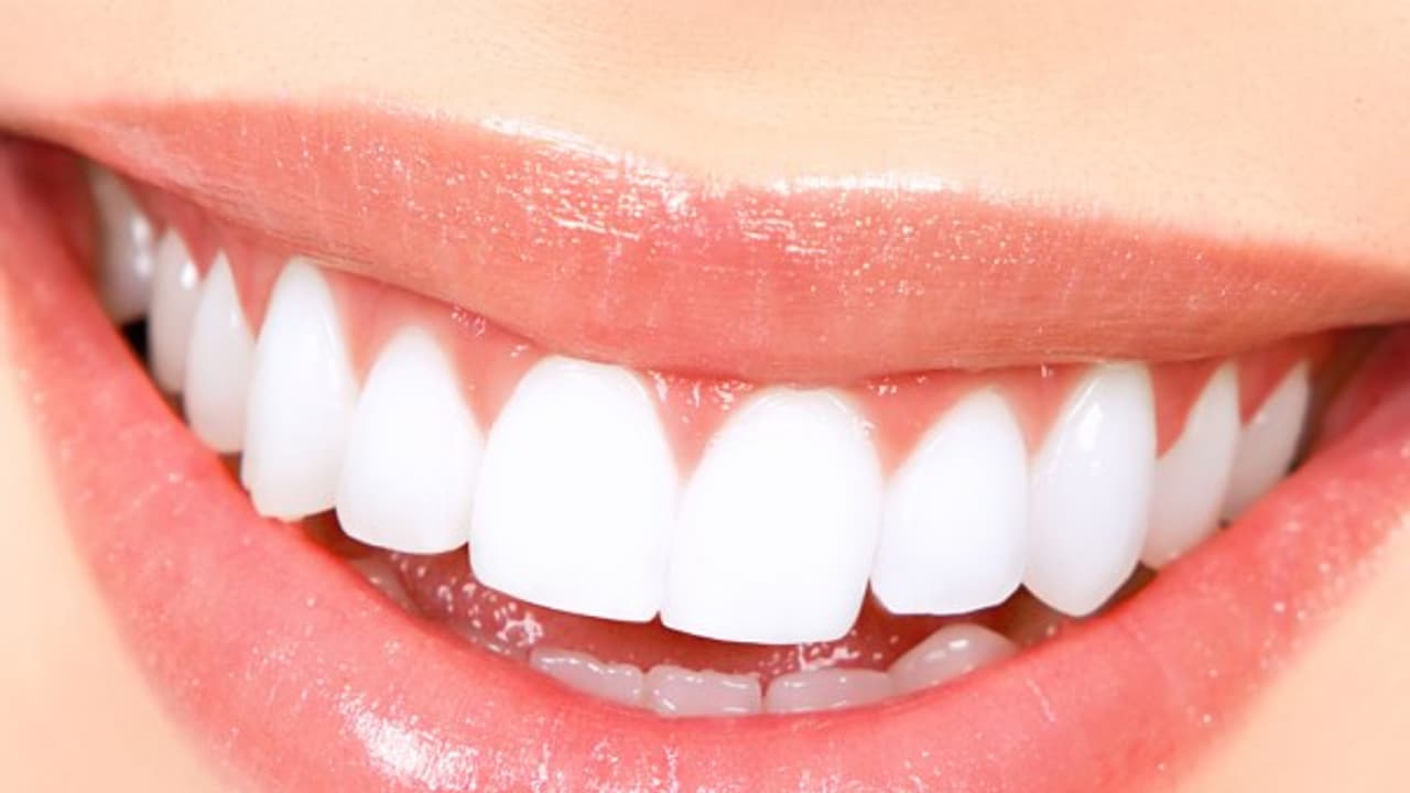 ரொட்டி துண்டை வைத்து பளபளப்பான பற்களை பெறலாம். எப்படி? ரொட்டி துண்டை வைத்து பளபளப்பான பற்களை பெறலாம். எப்படி?