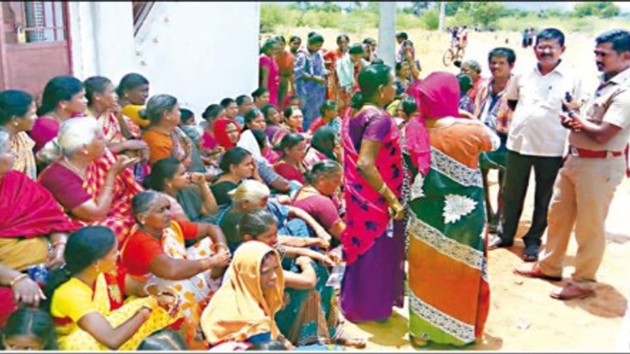 அங்க சுற்றி இங்க சுற்றி எங்கள் இடத்திலேயே சாராயக் கடை வைப்பதா? பெண்கள் முற்றுகைப் போராட்டம்… அங்க சுற்றி இங்க சுற்றி எங்கள் இடத்திலேயே சாராயக் கடை வைப்பதா? பெண்கள் முற்றுகைப் போராட்டம்…