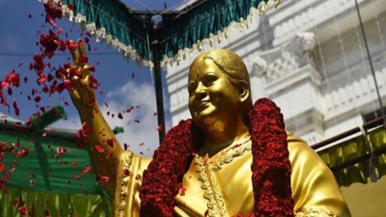 ஜெ. சிலையில் மாற்றம் செய்யப்படும்! அமைச்சர் ஜெயக்குமார் ஜெ. சிலையில் மாற்றம் செய்யப்படும்! அமைச்சர் ஜெயக்குமார்