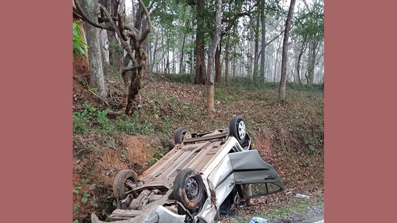 മുത്തങ്ങയ്ക്കടുത്ത് ദേശീയപാതയില് കാര് മറിഞ്ഞ് നാല് പേര്ക്ക് പരിക്ക് മുത്തങ്ങയ്ക്കടുത്ത് ദേശീയപാതയില് കാര് മറിഞ്ഞ് നാല് പേര്ക്ക് പരിക്ക്