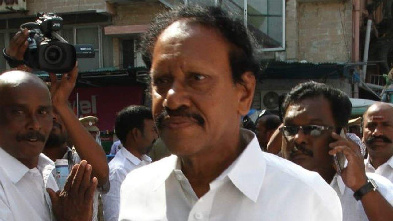 ஜெ. சிலை அமைக்குறதுல அலட்சியம் ஏதும் இல்லைங்க...! தம்பிதுரை ஜெ. சிலை அமைக்குறதுல அலட்சியம் ஏதும் இல்லைங்க...! தம்பிதுரை