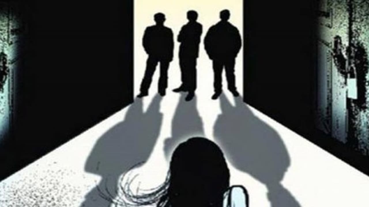 சிகிச்சைக்கு பதிலாக கூட்டு பாலியல் வன்கொடுமை உபி அரசு மருத்துவமனையில் இளம்பெண்ணுக்கு நேர்ந்த கொடுமை .. சிகிச்சைக்கு பதிலாக கூட்டு பாலியல் வன்கொடுமை உபி அரசு மருத்துவமனையில் இளம்பெண்ணுக்கு நேர்ந்த கொடுமை ..