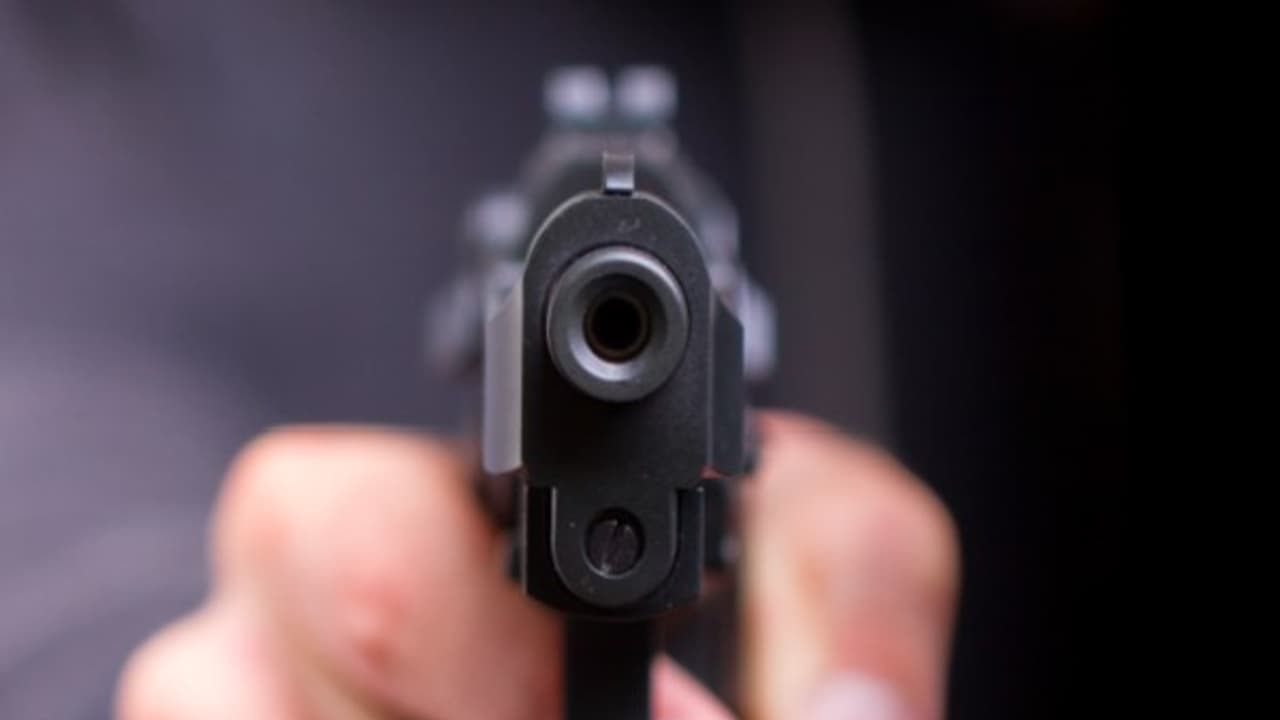 പള്ളിയില് നമസ്കരിച്ചുകൊണ്ടിരിക്കുകയായിരുന്ന യുവാവിനെ വെടിവെച്ചു കൊന്നയാളുടെ വധശിക്ഷ നടപ്പാക്കി പള്ളിയില് നമസ്കരിച്ചുകൊണ്ടിരിക്കുകയായിരുന്ന യുവാവിനെ വെടിവെച്ചു കൊന്നയാളുടെ വധശിക്ഷ നടപ്പാക്കി