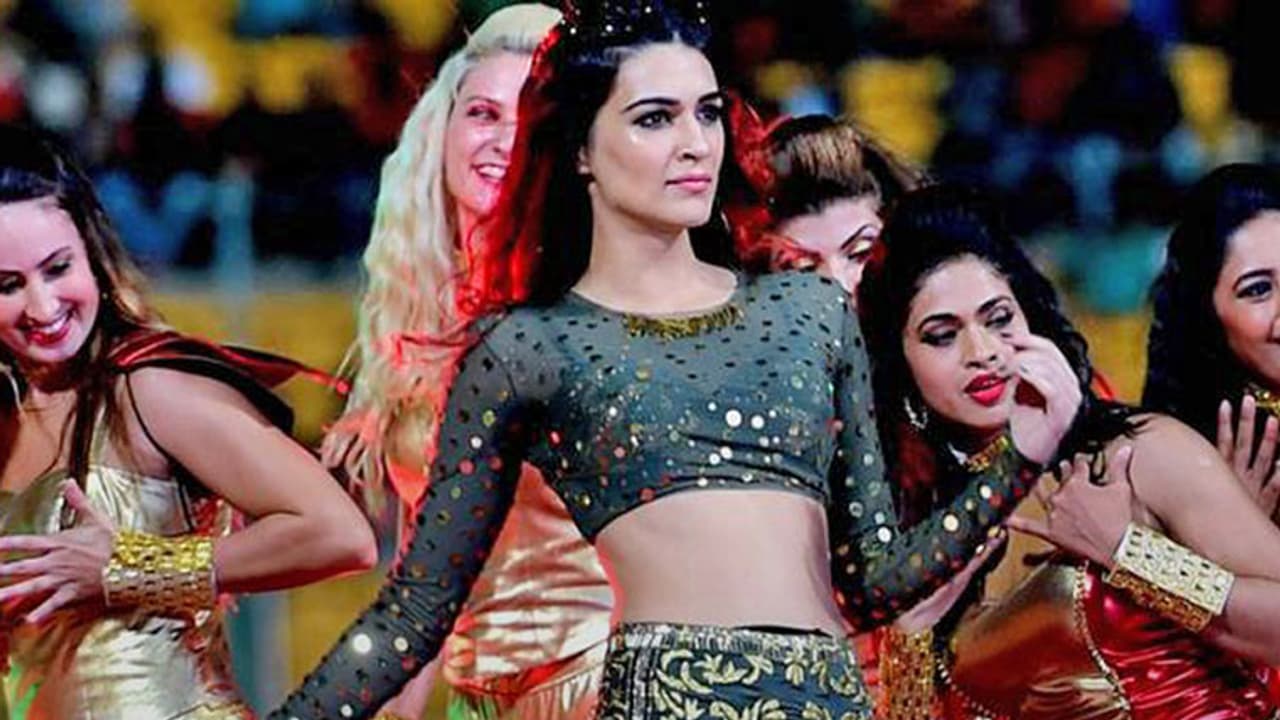 IPL 2017: This is how Kriti Sanon stole the show in Bengaluru [Video]