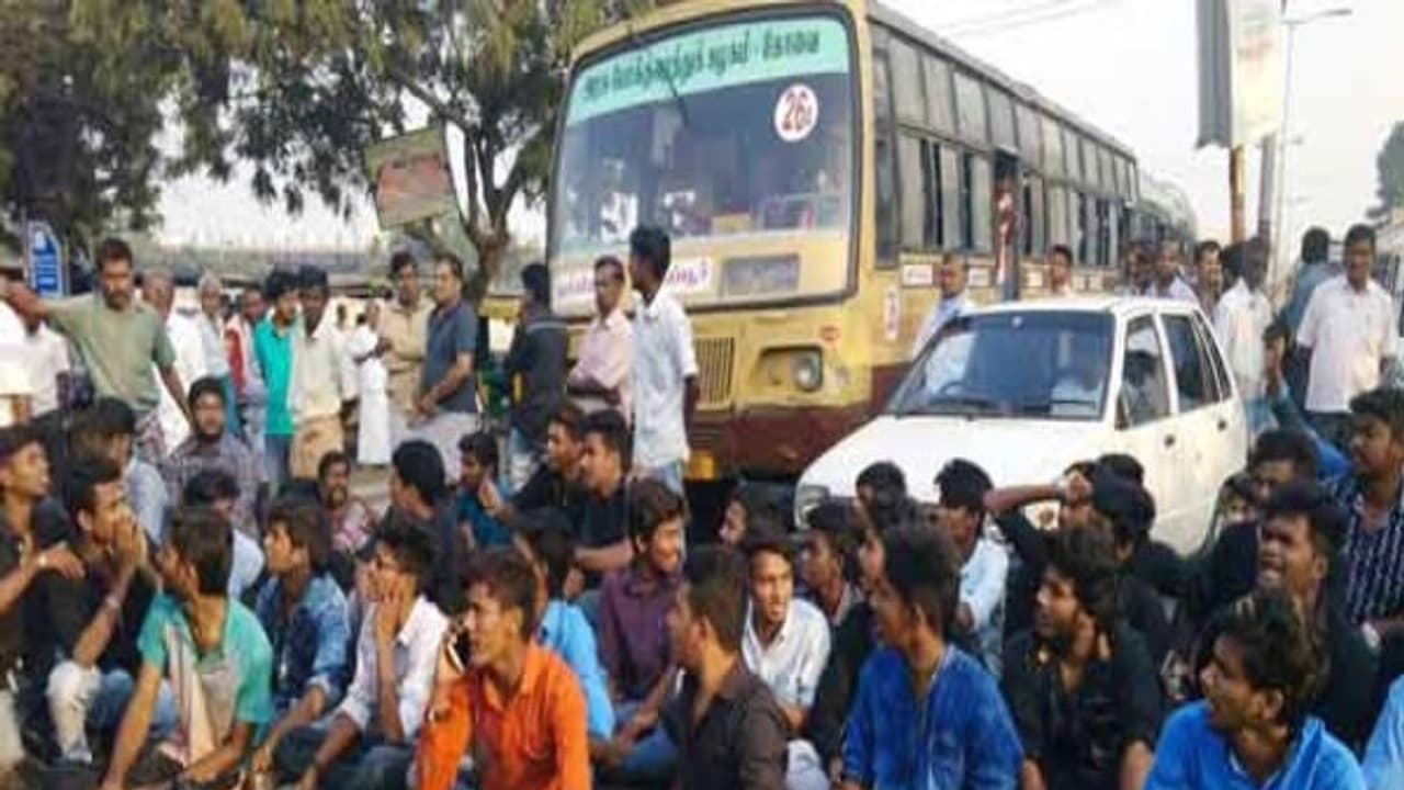 அலறும் அரசுகள்...! தமிழகத்திற்கு கை கொடுக்கும் புதுச்சேரி...! களத்தில் குதித்த மாணவர்கள்...! அலறும் அரசுகள்...! தமிழகத்திற்கு கை கொடுக்கும் புதுச்சேரி...! களத்தில் குதித்த மாணவர்கள்...!