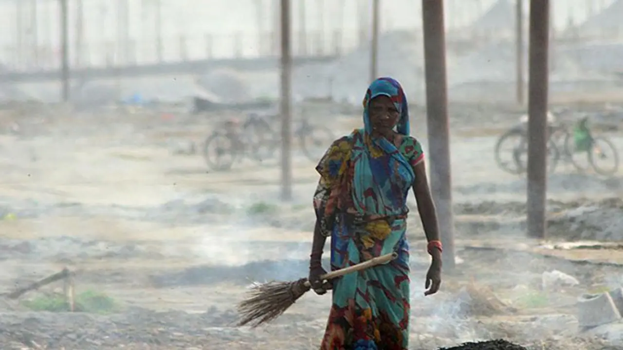 Shame: Despite scandal, BBMP continues to cheat pourakarmikas Shame: Despite scandal, BBMP continues to cheat pourakarmikas