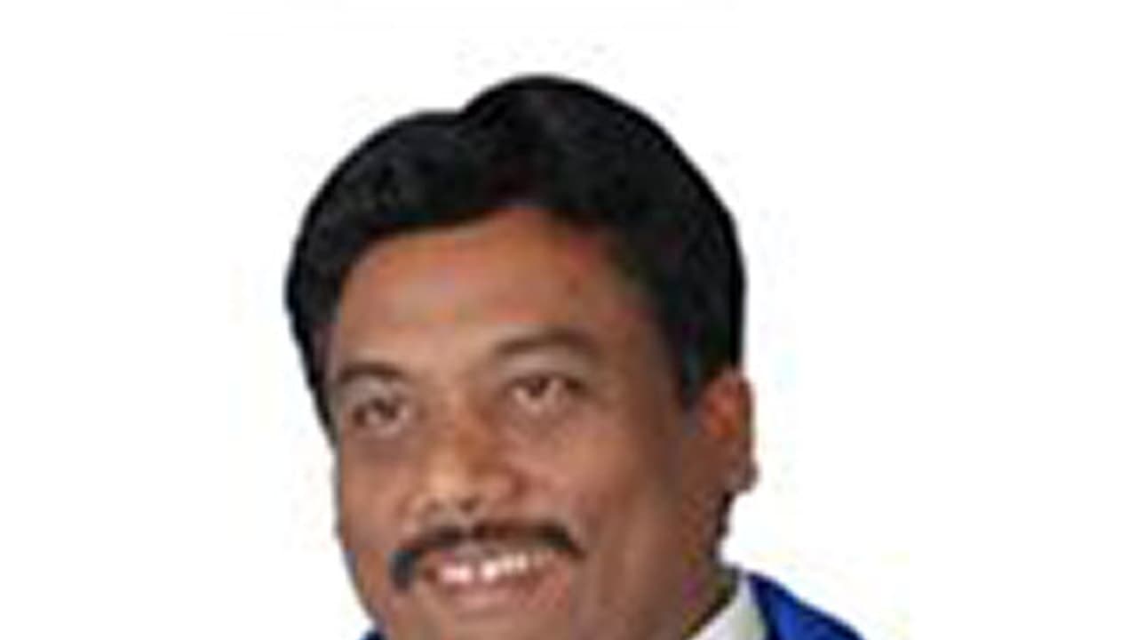 చంద్రబాబుకు షాక్: జగన్ కు జై కొట్టిన టీడీపీ నేత, కుర్చీ కోసమేనా ......? చంద్రబాబుకు షాక్: జగన్ కు జై కొట్టిన టీడీపీ నేత, కుర్చీ కోసమేనా ......?