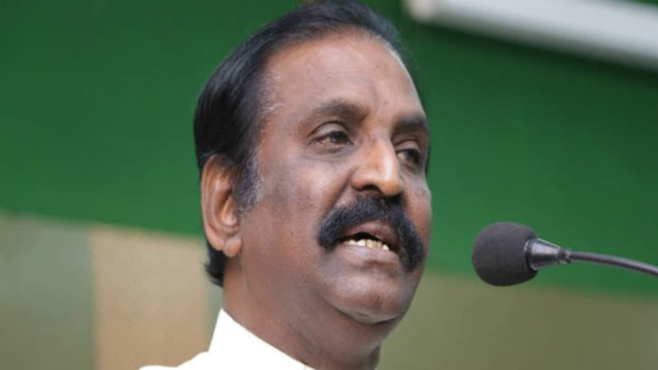 துடிதுடிக்க வைத்த சின்மயி... திருமாவளவனை மறந்த வைரமுத்து..! துடிதுடிக்க வைத்த சின்மயி... திருமாவளவனை மறந்த வைரமுத்து..!