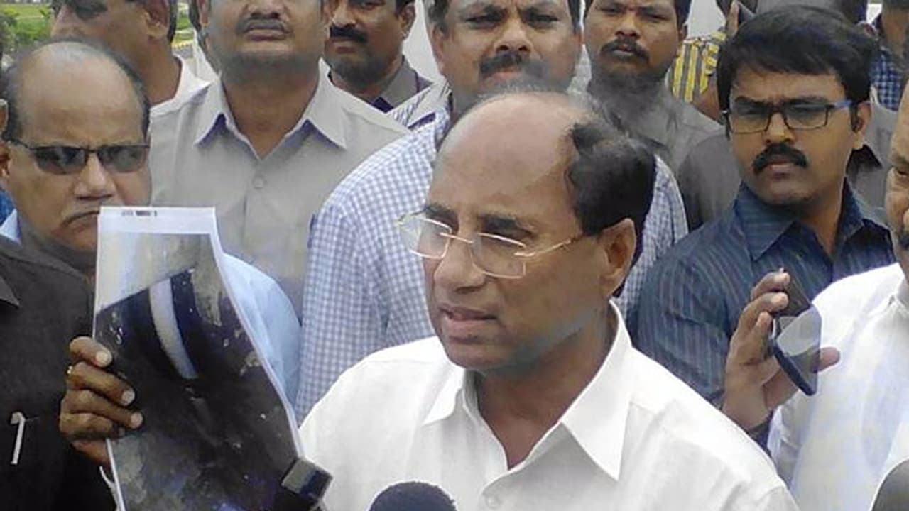 డాక్టర్గా మొదలుపెట్టి.. రాజకీయాలవైపు అడుగులు: కోడెల ప్రస్థానం డాక్టర్గా మొదలుపెట్టి.. రాజకీయాలవైపు అడుగులు: కోడెల ప్రస్థానం