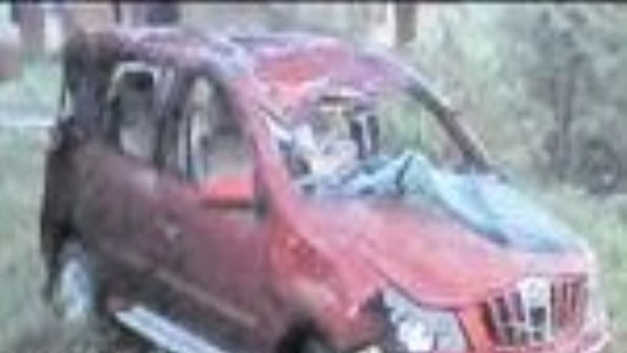 சாலைத் தடுப்பை இடித்துக்கொண்டு 30 அடி உயரத்தில் இருந்து கீழே விழுந்த கார்; நால்வர் பலத்த காயம்... சாலைத் தடுப்பை இடித்துக்கொண்டு 30 அடி உயரத்தில் இருந்து கீழே விழுந்த கார்; நால்வர் பலத்த காயம்...