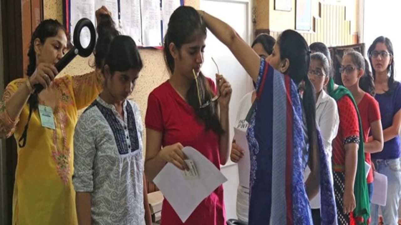 നീറ്റ് പരീക്ഷയ്ക്ക് ശിരോവസ്ത്രം ധരിക്കാൻ അനുമതി; മുന്കൂട്ടി അനുമതി വാങ്ങണം നീറ്റ് പരീക്ഷയ്ക്ക് ശിരോവസ്ത്രം ധരിക്കാൻ അനുമതി; മുന്കൂട്ടി അനുമതി വാങ്ങണം