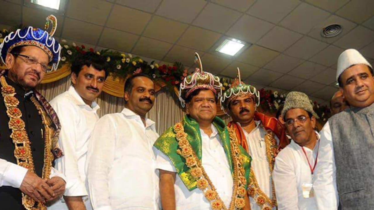 ಒಂದು ಕಡೆ ಟಿಪ್ಪು ಜಯಂತಿಗೆ ಬಿಜೆಪಿಯಿಂದ ತೀವ್ರ ವಿರೋಧ; ಇನ್ನೊಂದು ಕಡೆ ವೈರಲ್ ಆಗಿದೆ ಈ ಫೋಟೋ ಒಂದು ಕಡೆ ಟಿಪ್ಪು ಜಯಂತಿಗೆ ಬಿಜೆಪಿಯಿಂದ ತೀವ್ರ ವಿರೋಧ; ಇನ್ನೊಂದು ಕಡೆ ವೈರಲ್ ಆಗಿದೆ ಈ ಫೋಟೋ