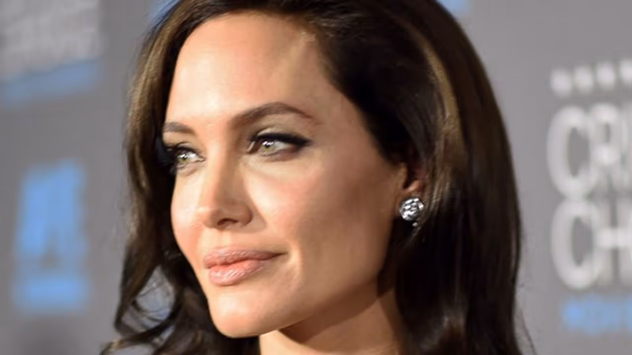 ആഞ്ജലീന ജോളി യഥാര്‍ത്ഥ ജീവിതത്തില്‍ ചാര വനിതയാണെന്ന് വെളിപ്പെടുത്തല്‍