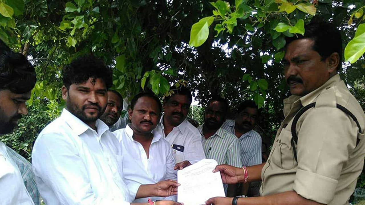 ఎమ్మెల్యే భార్య కుంట పుష్పారెడ్డిని శిక్షించాలి ఎమ్మెల్యే భార్య కుంట పుష్పారెడ్డిని శిక్షించాలి