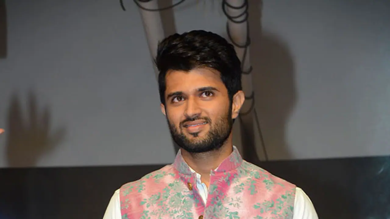 అర్జున్ రెడ్డి సినిమా వర్మ, వీహెచ్ ల చావుకొచ్చింది.. వర్మ కౌంటర్ వామ్మో.. అర్జున్ రెడ్డి సినిమా వర్మ, వీహెచ్ ల చావుకొచ్చింది.. వర్మ కౌంటర్ వామ్మో..