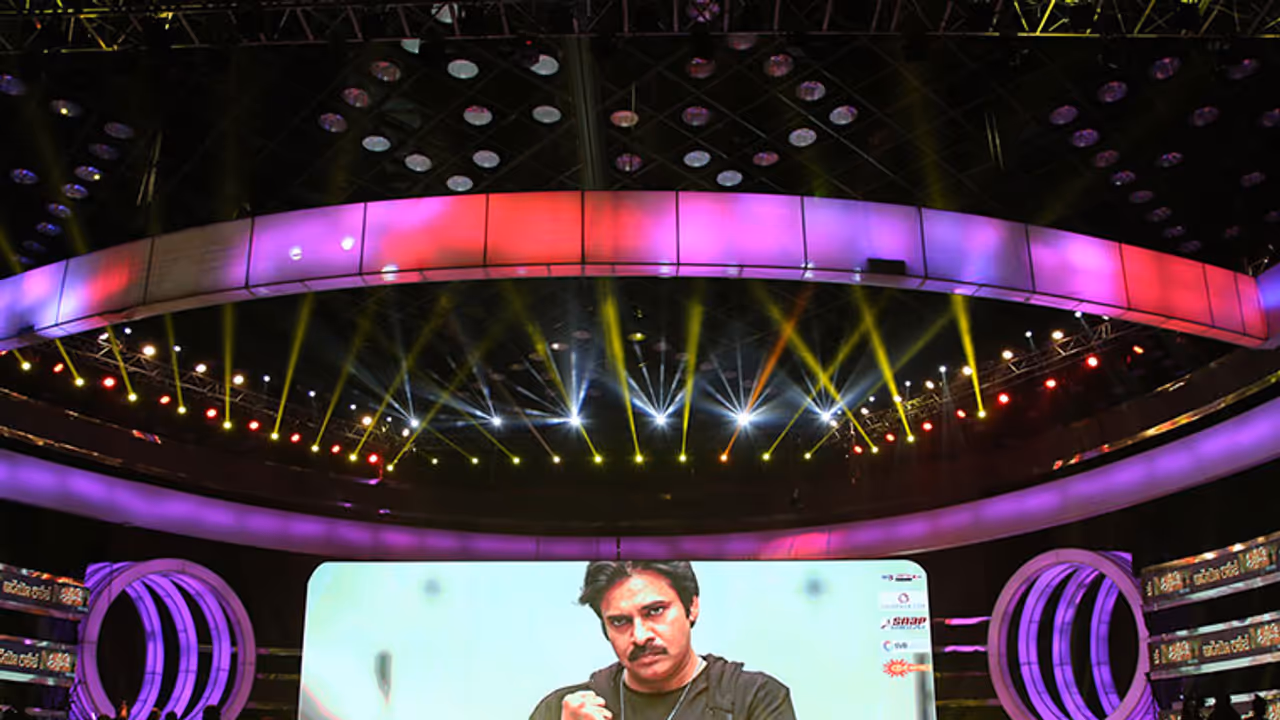 కొడకా సాంగ్ తో పవన్ కల్యాణ్ పోలండ్ ఫ్యాన్ హంగామా.. వెనకున్నదెవరు? కొడకా సాంగ్ తో పవన్ కల్యాణ్ పోలండ్ ఫ్యాన్ హంగామా.. వెనకున్నదెవరు?