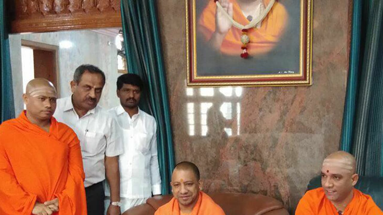 ಬೆಂಗಳೂರಿಗೆ ಯೋಗಿ ಆಗಮನ; ಕಮಲ ಪಾಳಯದಲ್ಲಿ ಸಂಚಲನ ಬೆಂಗಳೂರಿಗೆ ಯೋಗಿ ಆಗಮನ; ಕಮಲ ಪಾಳಯದಲ್ಲಿ ಸಂಚಲನ