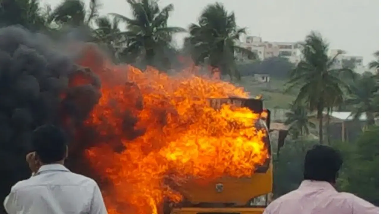 Cauvery row: Traffic jams choke Bengaluru as mobs torch lorries, stone shops Cauvery row: Traffic jams choke Bengaluru as mobs torch lorries, stone shops