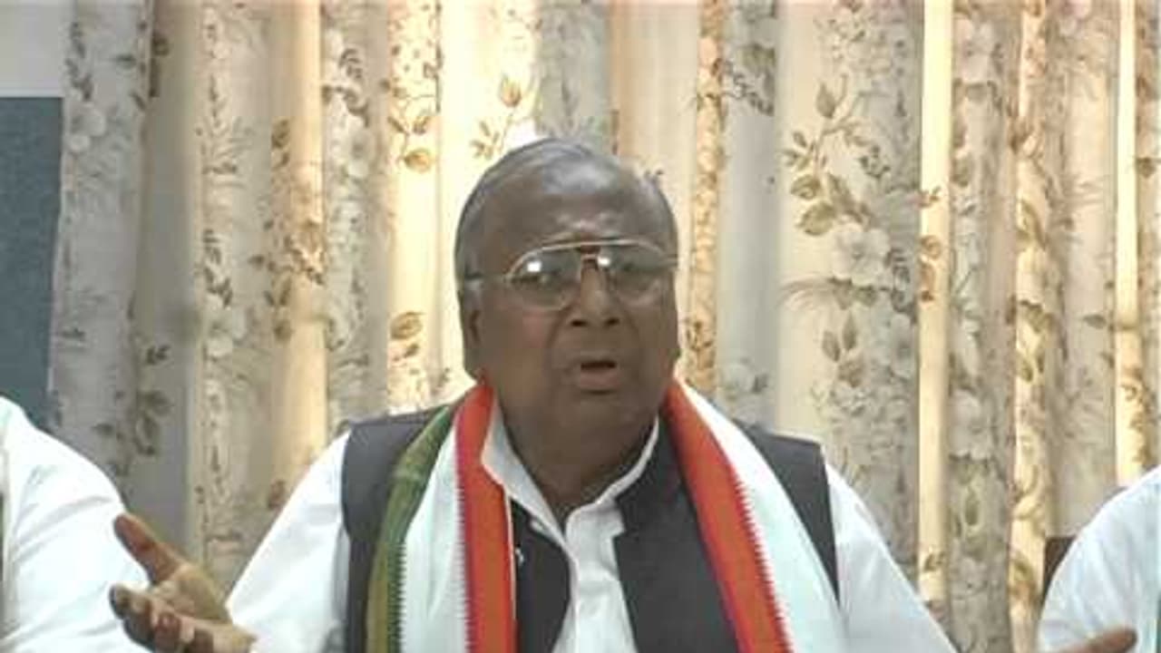 టీఆర్ఎస్ నుంచి నాకు ఆఫర్లు, పార్టీ నుంచి పంపాలనుకుంటున్నారు: విహెచ్ టీఆర్ఎస్ నుంచి నాకు ఆఫర్లు, పార్టీ నుంచి పంపాలనుకుంటున్నారు: విహెచ్