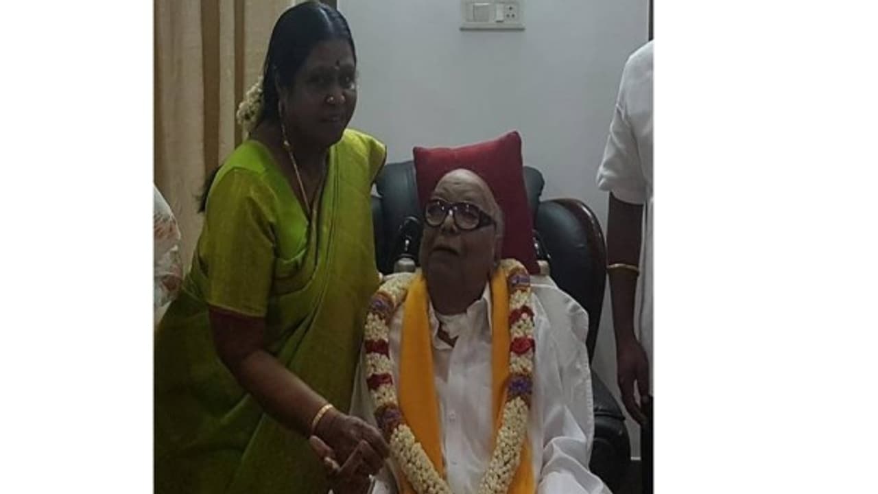 “தலைவர் இஸ் பேக்” கேக் வெட்டி பிறந்தநாள் கொண்டாடிய கருணாநிதி! “தலைவர் இஸ் பேக்” கேக் வெட்டி பிறந்தநாள் கொண்டாடிய கருணாநிதி!