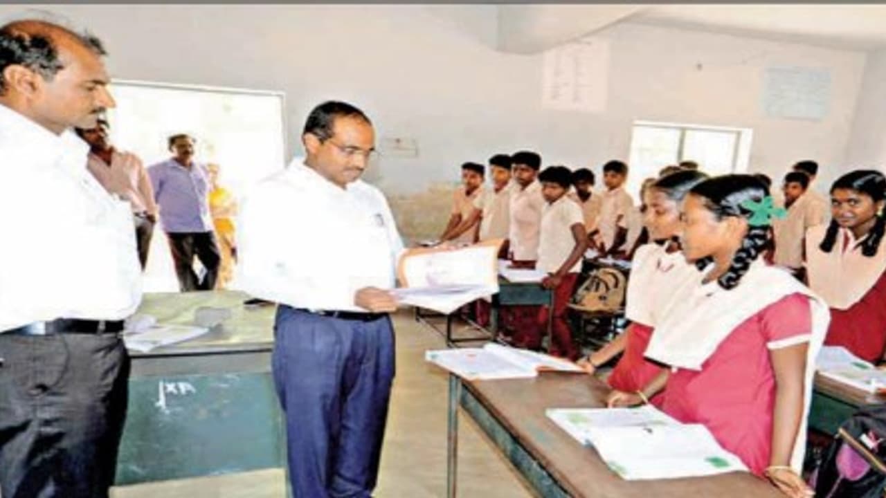 ஆசிரியர்கள் சரியா வகுப்புக்கு வராங்களா? பாடம் எப்படி நடத்துறாங்க? மாணவர்களிடம் கேட்டு ஆட்சியர் ஆய்வு…