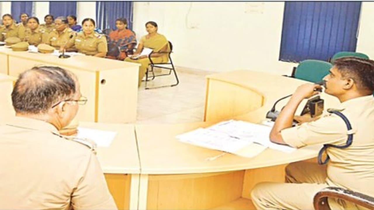 அனாதையாக பிச்சை எடுத்துக் கொண்டு திரியும் குழந்தைகளை பெற்றோரிடம் ஒப்படைக்க காவல் குழு அமைப்பு… அனாதையாக பிச்சை எடுத்துக் கொண்டு திரியும் குழந்தைகளை பெற்றோரிடம் ஒப்படைக்க காவல் குழு அமைப்பு…