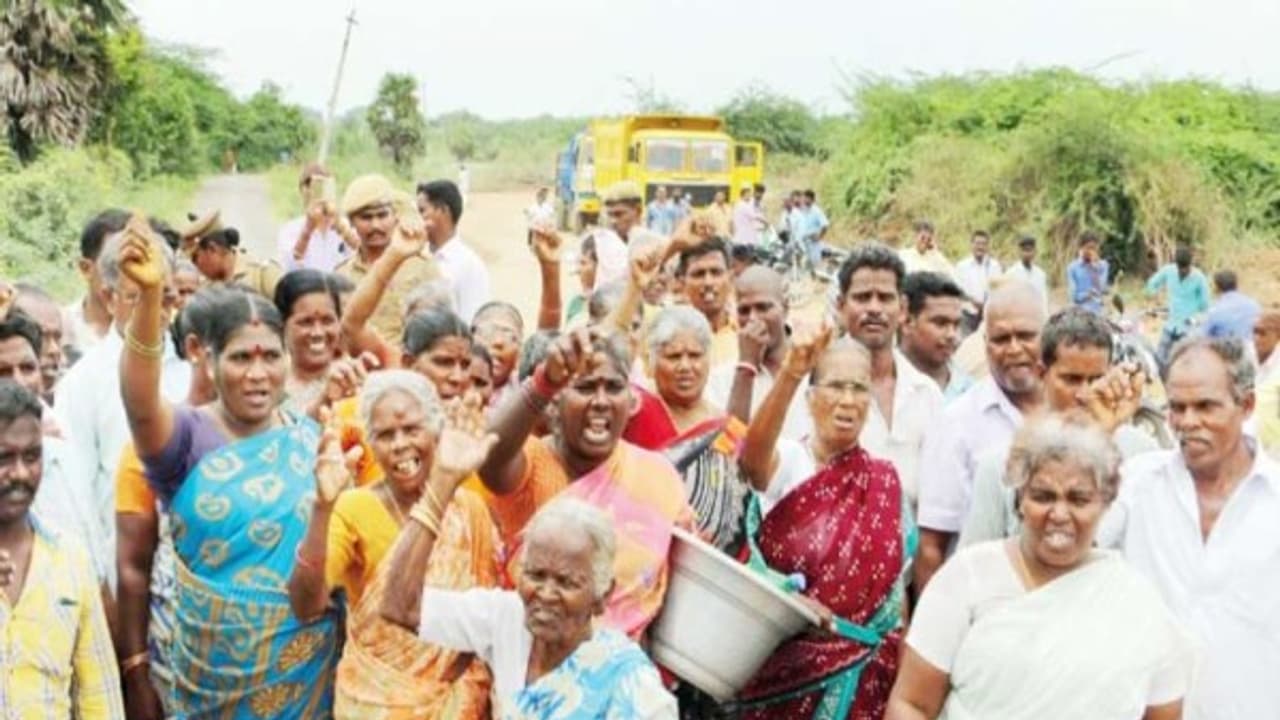 பாலாற்றில் மணல்குவாரி அமைப்பதை எதிர்த்து போராட்டம்; 100 பேரை கைது செய்தது காவல்துறை… பாலாற்றில் மணல்குவாரி அமைப்பதை எதிர்த்து போராட்டம்; 100 பேரை கைது செய்தது காவல்துறை…