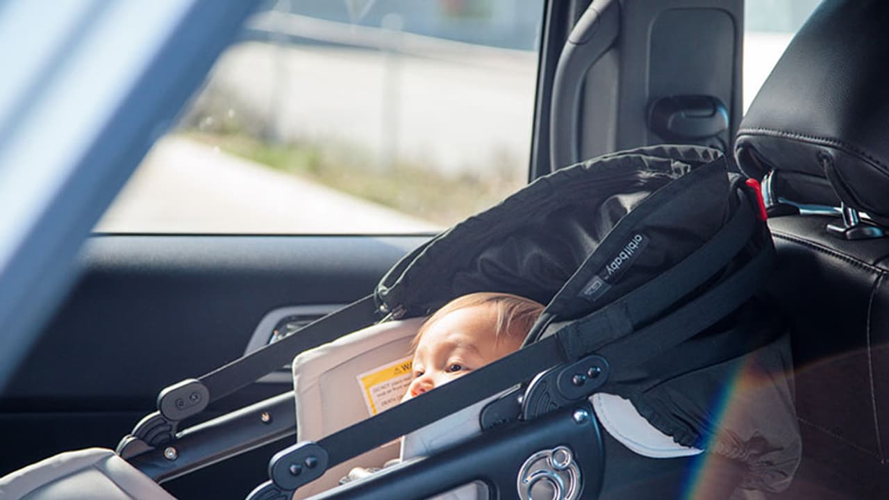 కారులోని వేడికి తట్టుకోలేక రెండేళ్ల చిన్నారి మృతి.. తండ్రిపై హత్యానేరం... కారులోని వేడికి తట్టుకోలేక రెండేళ్ల చిన్నారి మృతి.. తండ్రిపై హత్యానేరం...