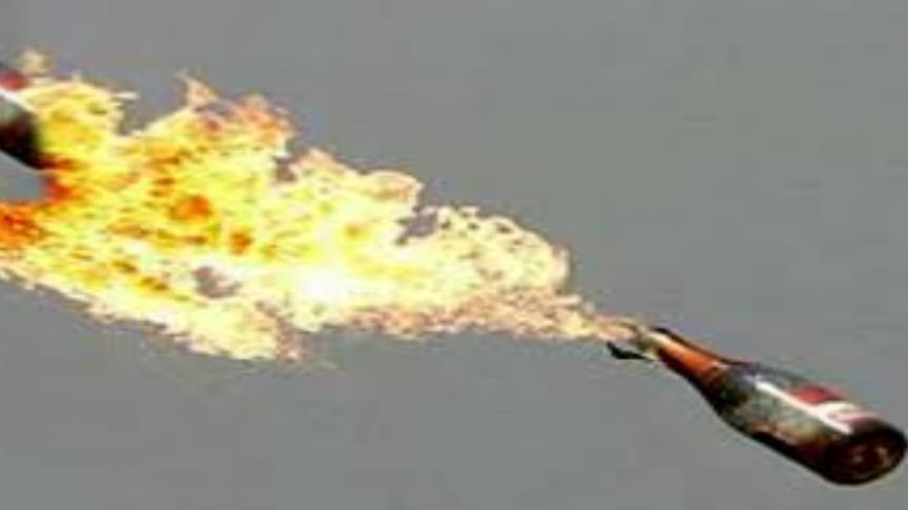 பாஜக பிரமுகர் வீட்டில் பெட்ரோல் குண்டு வீச்சு பாஜக பிரமுகர் வீட்டில் பெட்ரோல் குண்டு வீச்சு