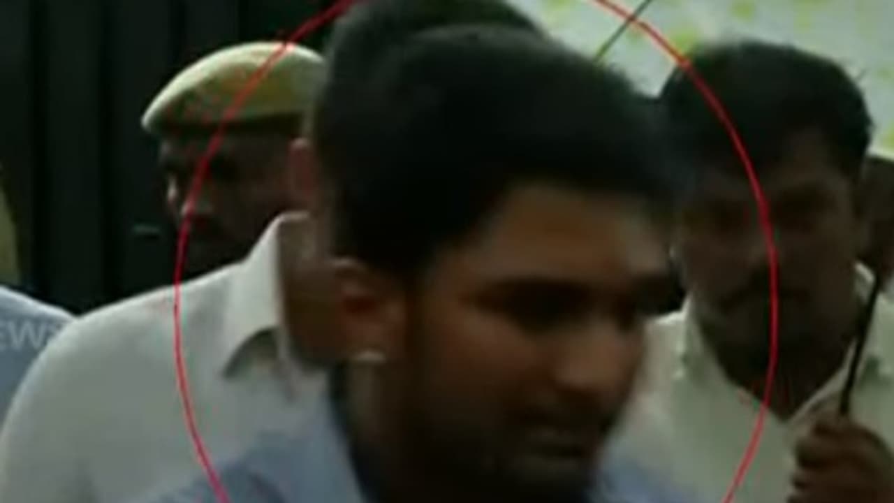 27 வயசுதான்...! வசமாக சிக்கினார் விவேக்..! அழைத்து சென்றது ஐ.டி.. 27 வயசுதான்...! வசமாக சிக்கினார் விவேக்..! அழைத்து சென்றது ஐ.டி..