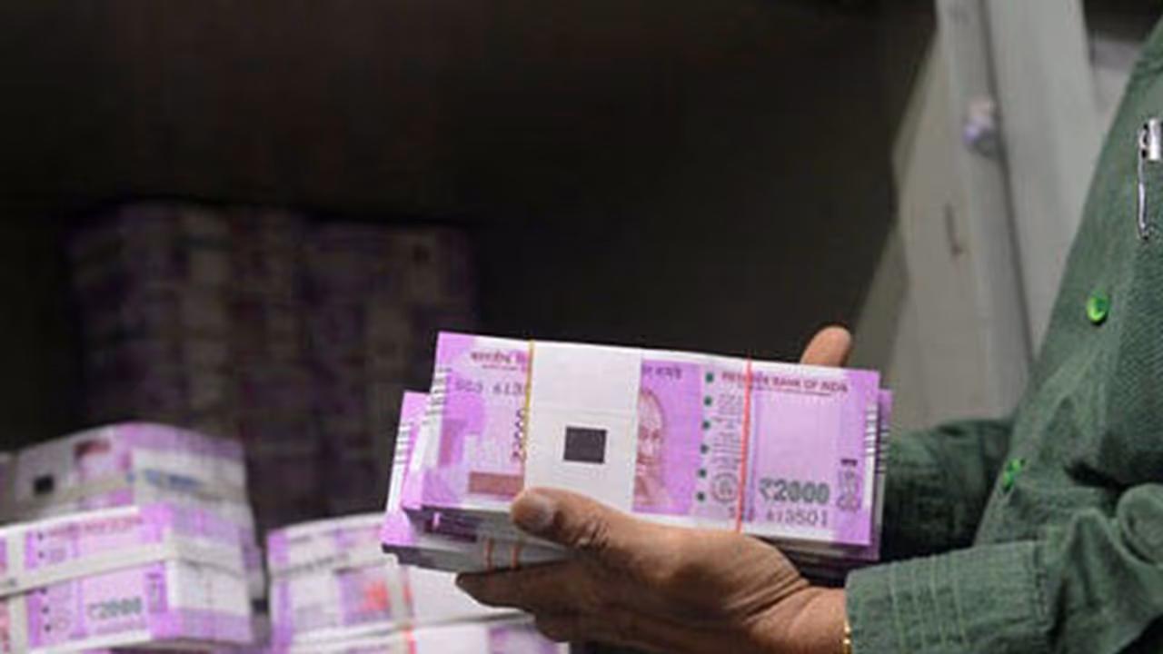 വാളയാറിൽ 49 ലക്ഷം രുപയുടെ കുഴൽപ്പണം പിടികൂടി