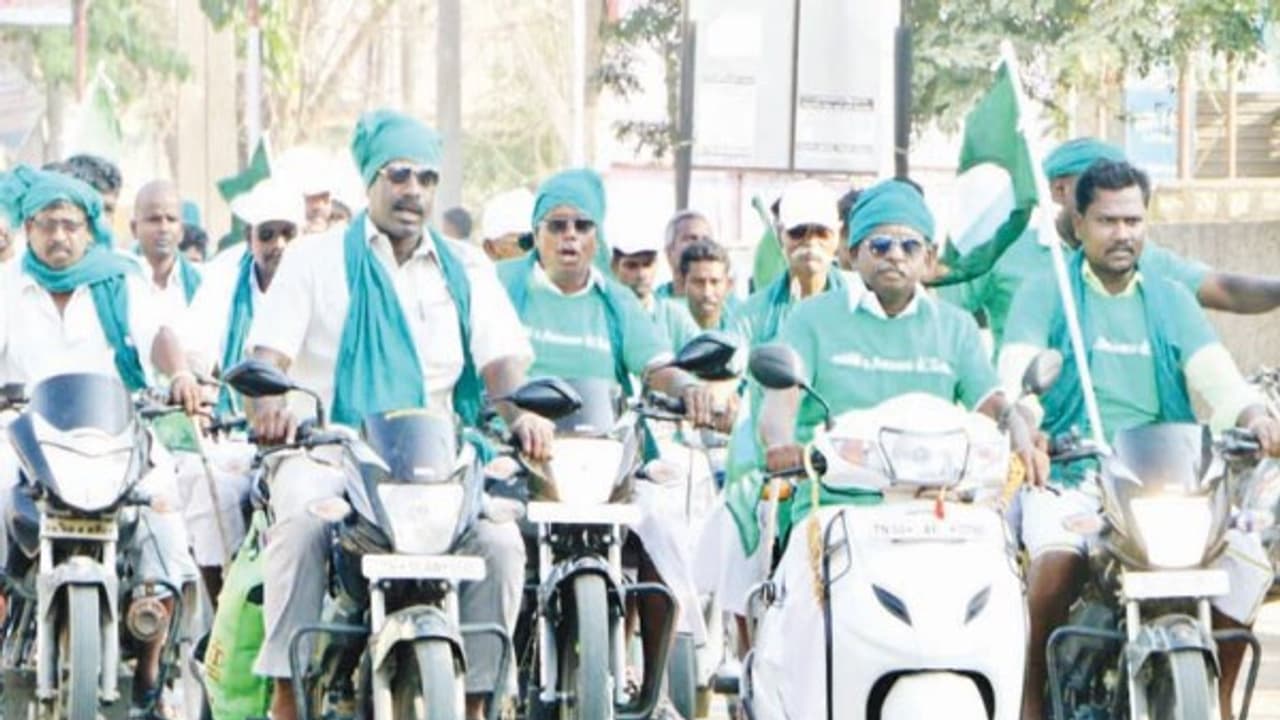 கார்ப்பரேட் நிறுவனங்கள் கொள்ளையடிக்க பிரதமர் மோடி செயல்படுகிறார் பி.ஆர்.பாண்டியன் குற்றச்சாட்டு... கார்ப்பரேட் நிறுவனங்கள் கொள்ளையடிக்க பிரதமர் மோடி செயல்படுகிறார் பி.ஆர்.பாண்டியன் குற்றச்சாட்டு...