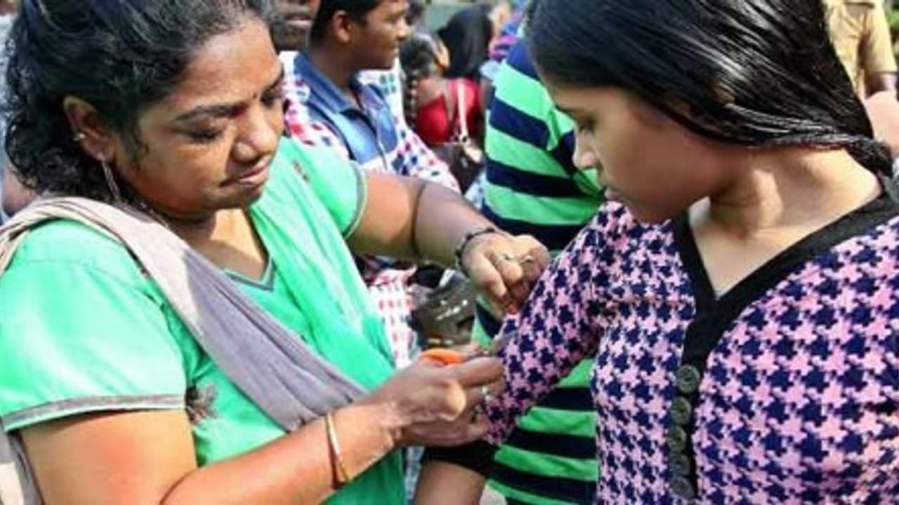 நீட் தேர்வு எழுத வந்த மாணவிகளின் உள்ளாடைகளை கழற்றி சோதனை…இப்படி எல்லாமா செய்வாங்க..பெற்றோர்கள் கதறல்.. நீட் தேர்வு எழுத வந்த மாணவிகளின் உள்ளாடைகளை கழற்றி சோதனை…இப்படி எல்லாமா செய்வாங்க..பெற்றோர்கள் கதறல்..