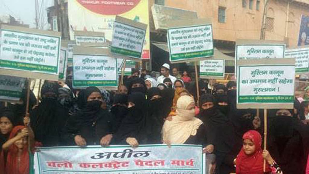 മുത്തലാഖിനെ അനുകൂലിച്ചും മോദിയെ വിമര്ശിച്ചും മുസ്ലിം സ്ത്രീകളുടെ പ്രതിഷേധ മാര്ച്ച് മുത്തലാഖിനെ അനുകൂലിച്ചും മോദിയെ വിമര്ശിച്ചും മുസ്ലിം സ്ത്രീകളുടെ പ്രതിഷേധ മാര്ച്ച്