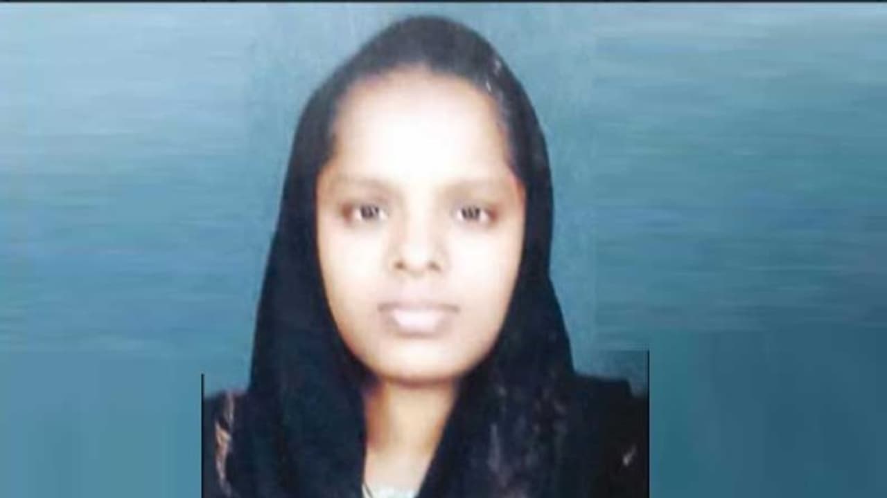 பெண் தீக்குளித்து தற்கொலை; காப்பாற்ற சென்ற பாட்டியும் தீயில் கருகி பரிதாபமாக இறப்பு... பெண் தீக்குளித்து தற்கொலை; காப்பாற்ற சென்ற பாட்டியும் தீயில் கருகி பரிதாபமாக இறப்பு...